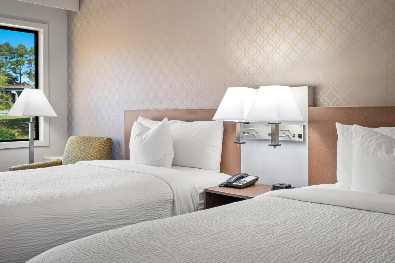 Deluxe Queen Room at English Inn of Charlottesville