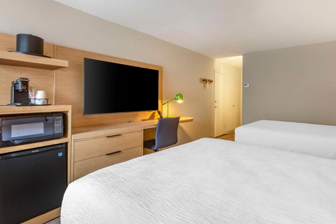 Queen Room with Two Queen Beds - Pet-friendly at Best Western Plus Butte Plaza Inn