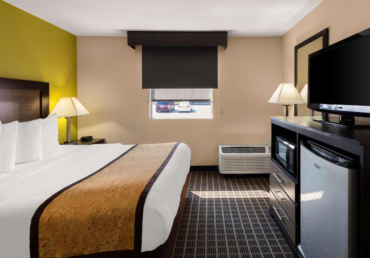 Queen Room with Roll-in Shower - Non-Smoking/Disability Access at Best Western Adena Inn