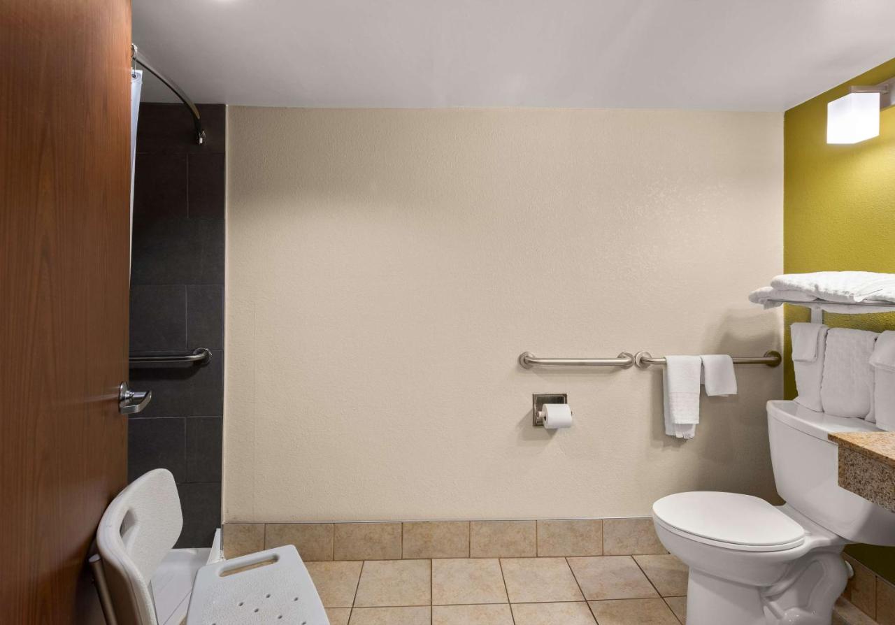 Queen Room with Roll-in Shower - Non-Smoking/Disability Access at Best Western Adena Inn
