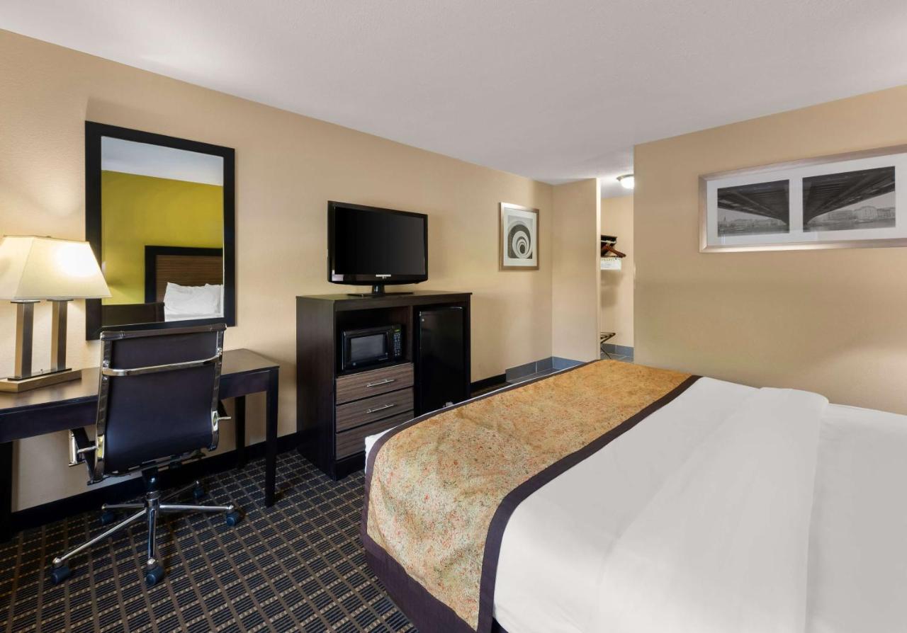 King Room - Non-Smoking at Best Western Adena Inn