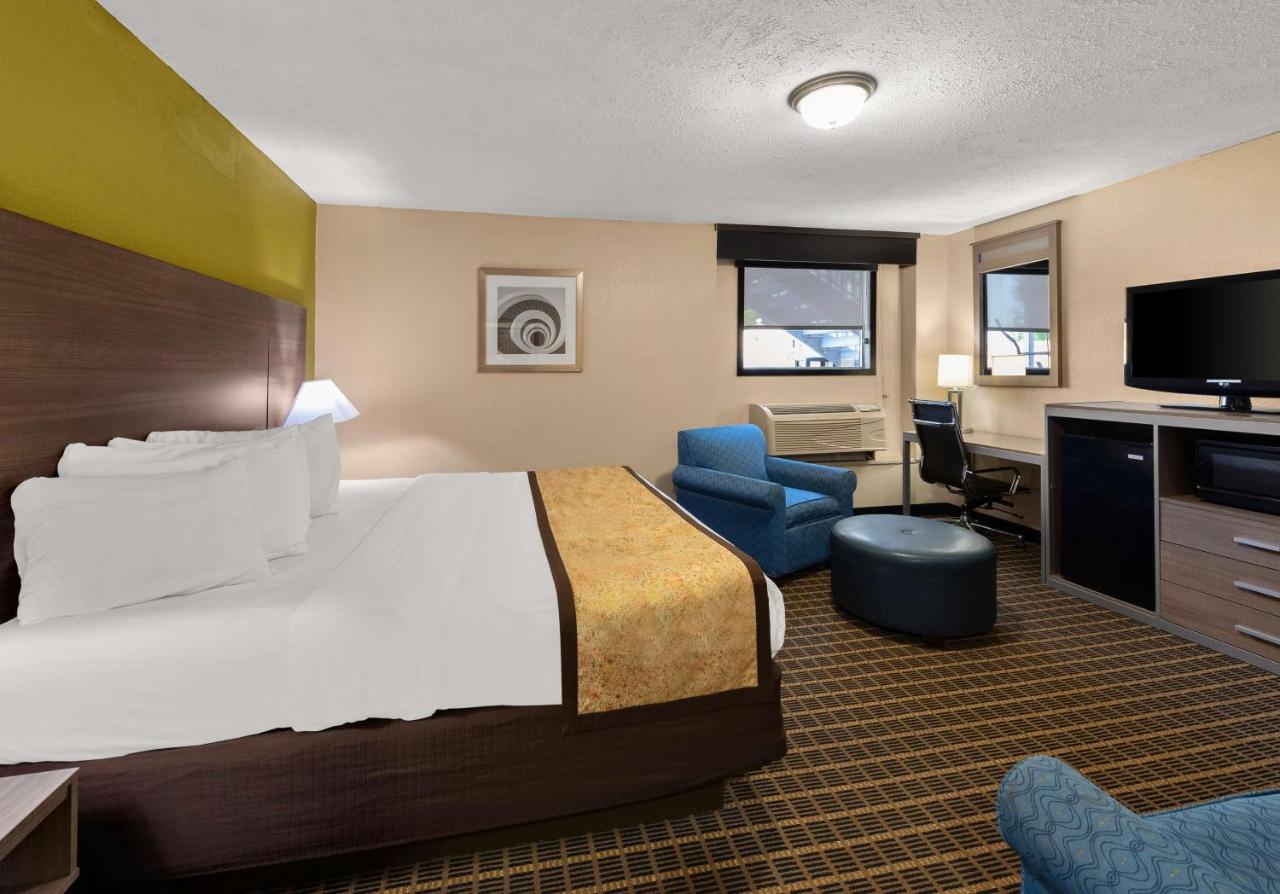 King Suite - Non-Smoking at Best Western Adena Inn