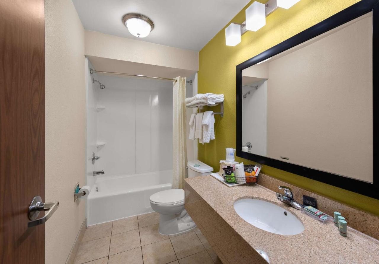 King Suite - Non-Smoking at Best Western Adena Inn