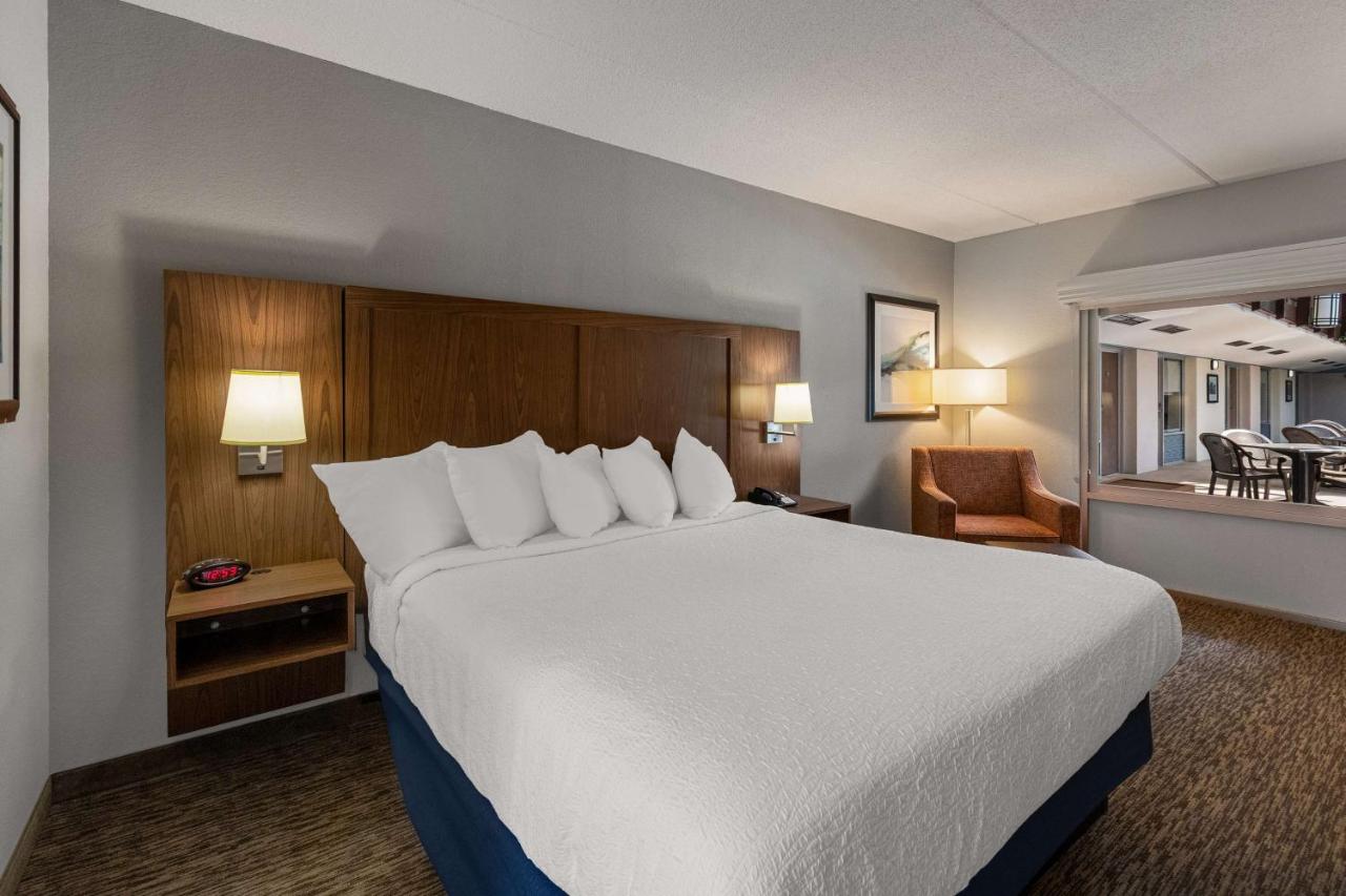 King Room - Mobility Accessible/Non-Smoking at Best Western Bridgeview Hotel