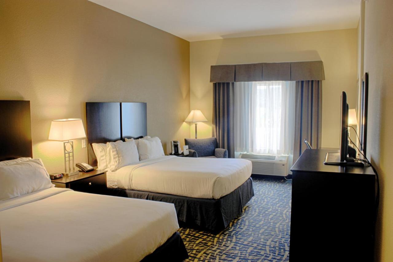 Queen Room with Two Queen Beds at Holiday Inn Express & Suites Lebanon by IHG