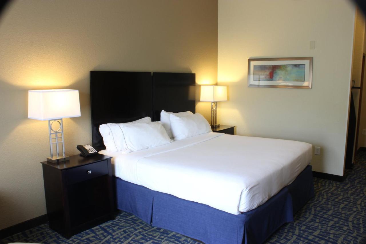 King Room at Holiday Inn Express & Suites Lebanon by IHG