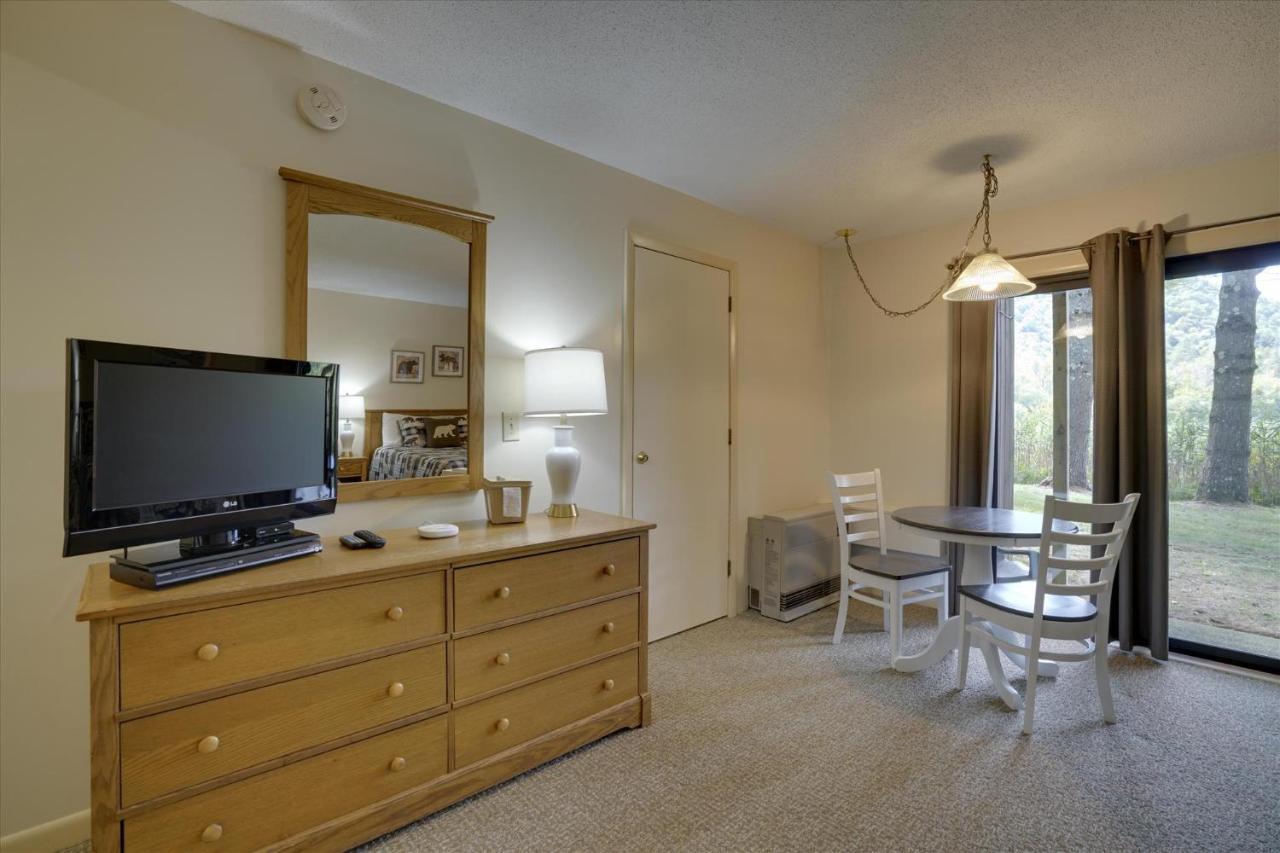 | Cedarbrook Hotel Room w/2 doubles 101