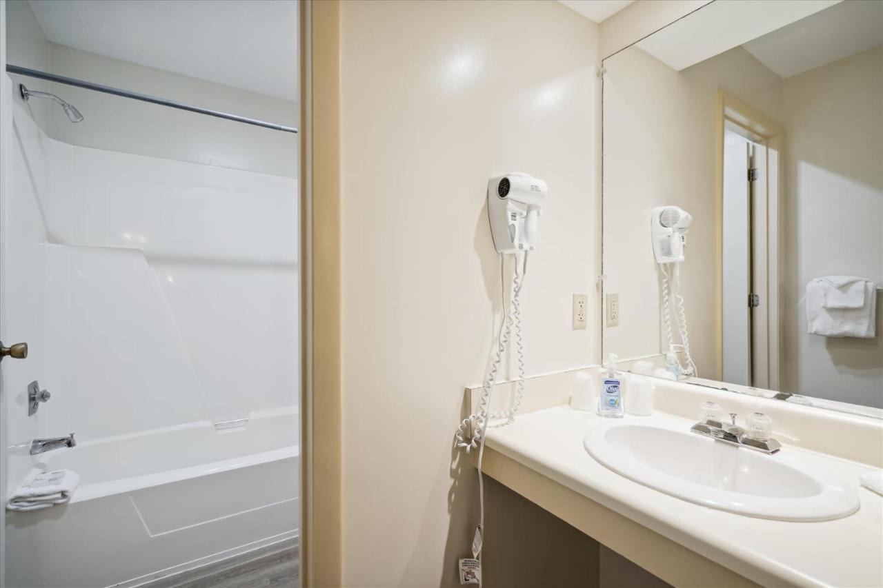 | Cedarbrook Hotel Room w/2 doubles 101
