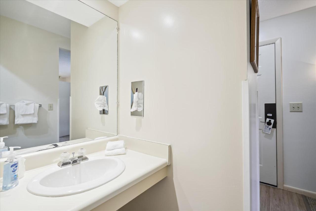 | Cedarbrook Hotel Room w/2 doubles 101