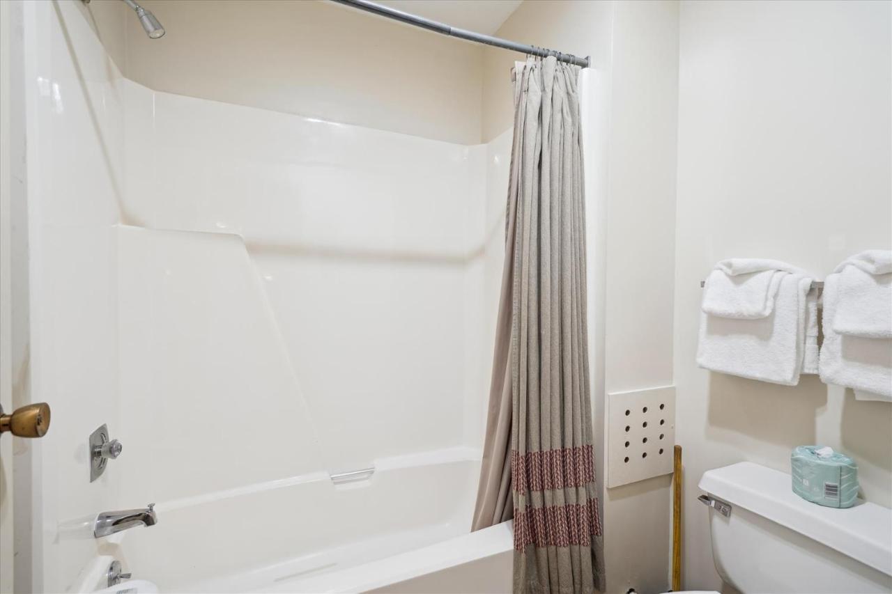| Cedarbrook Hotel Room w/2 doubles 101