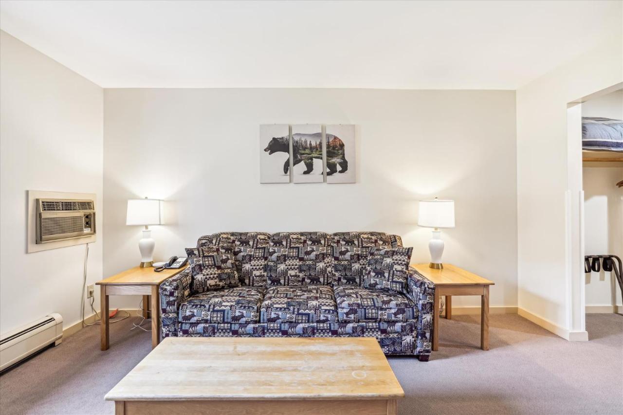 | Deluxe one bedroom suite located on 2nd floor with outdoor heated pool 21921