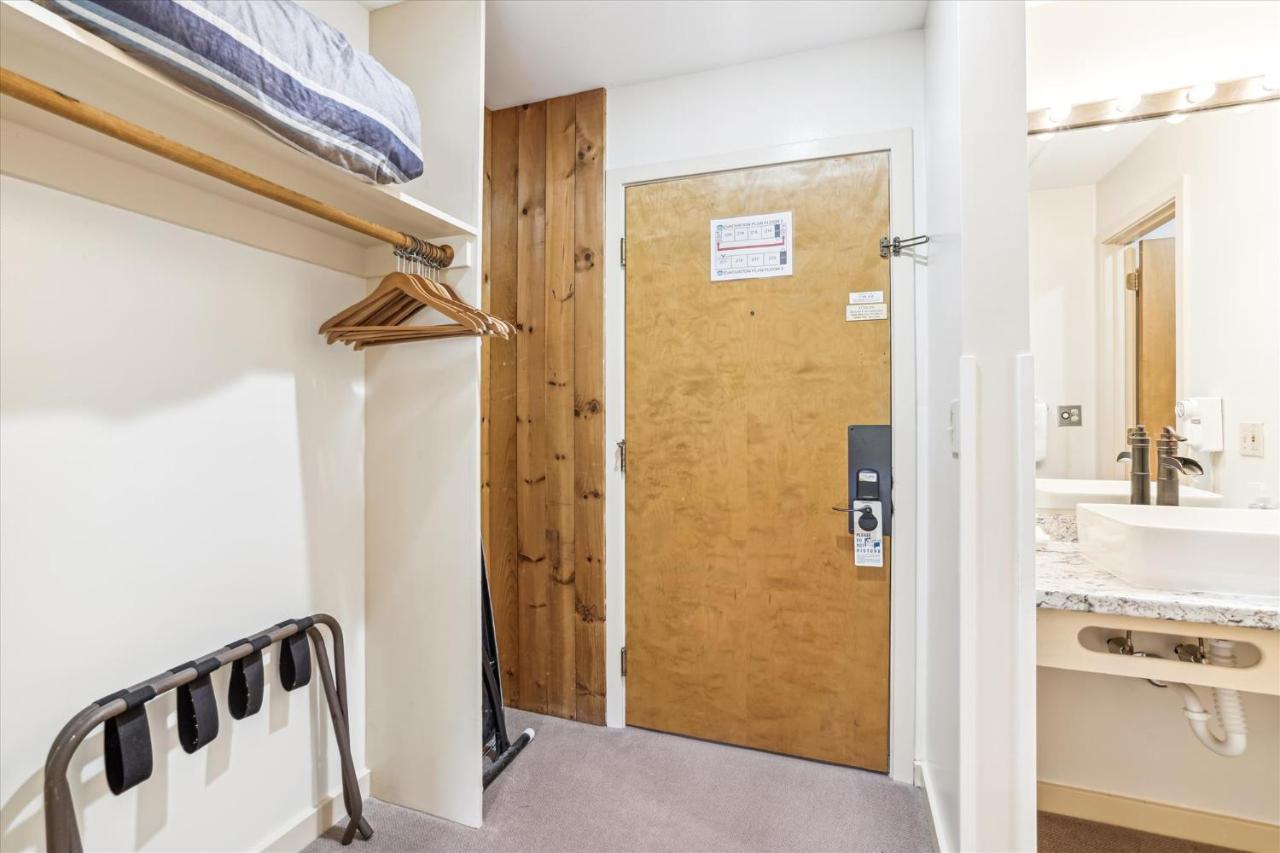 | Deluxe one bedroom suite located on 2nd floor with outdoor heated pool 21921