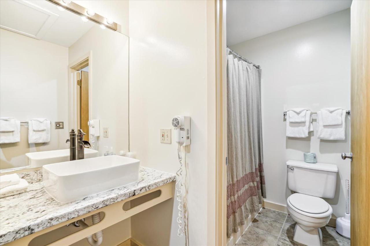| Deluxe one bedroom suite located on 2nd floor with outdoor heated pool 21921