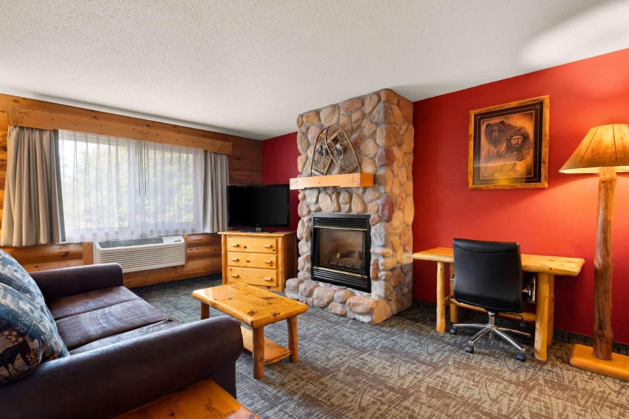 King Suite with Spa Bath - Non-Smoking at Best Western Northwoods Lodge