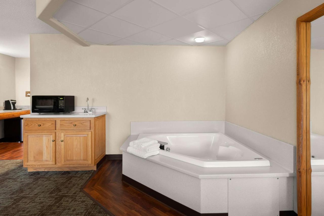 King Suite with Spa Bath - Non-Smoking at Best Western Northwoods Lodge