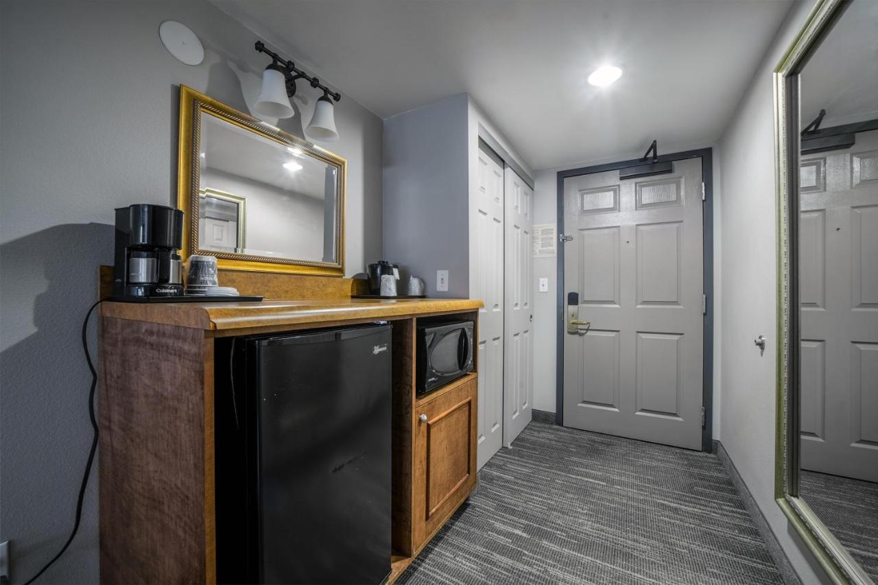King Studio Suite at Country Inn & Suites by Radisson, Ontario at Ontario Mills, CA