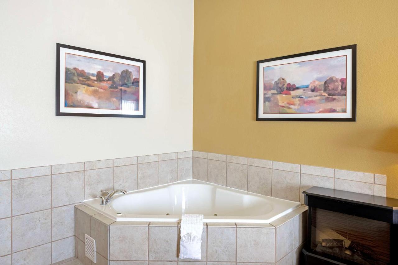 King Suite with Spa Bath - Disability Access/Non-Smoking at Best Western Plus Guymon Hotel & Suites