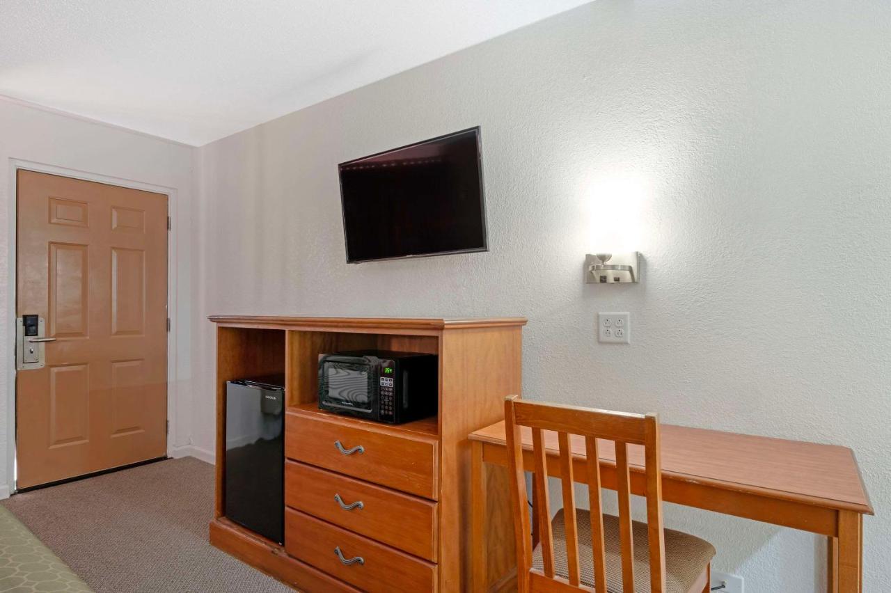 | Rodeway Inn Terre Haute