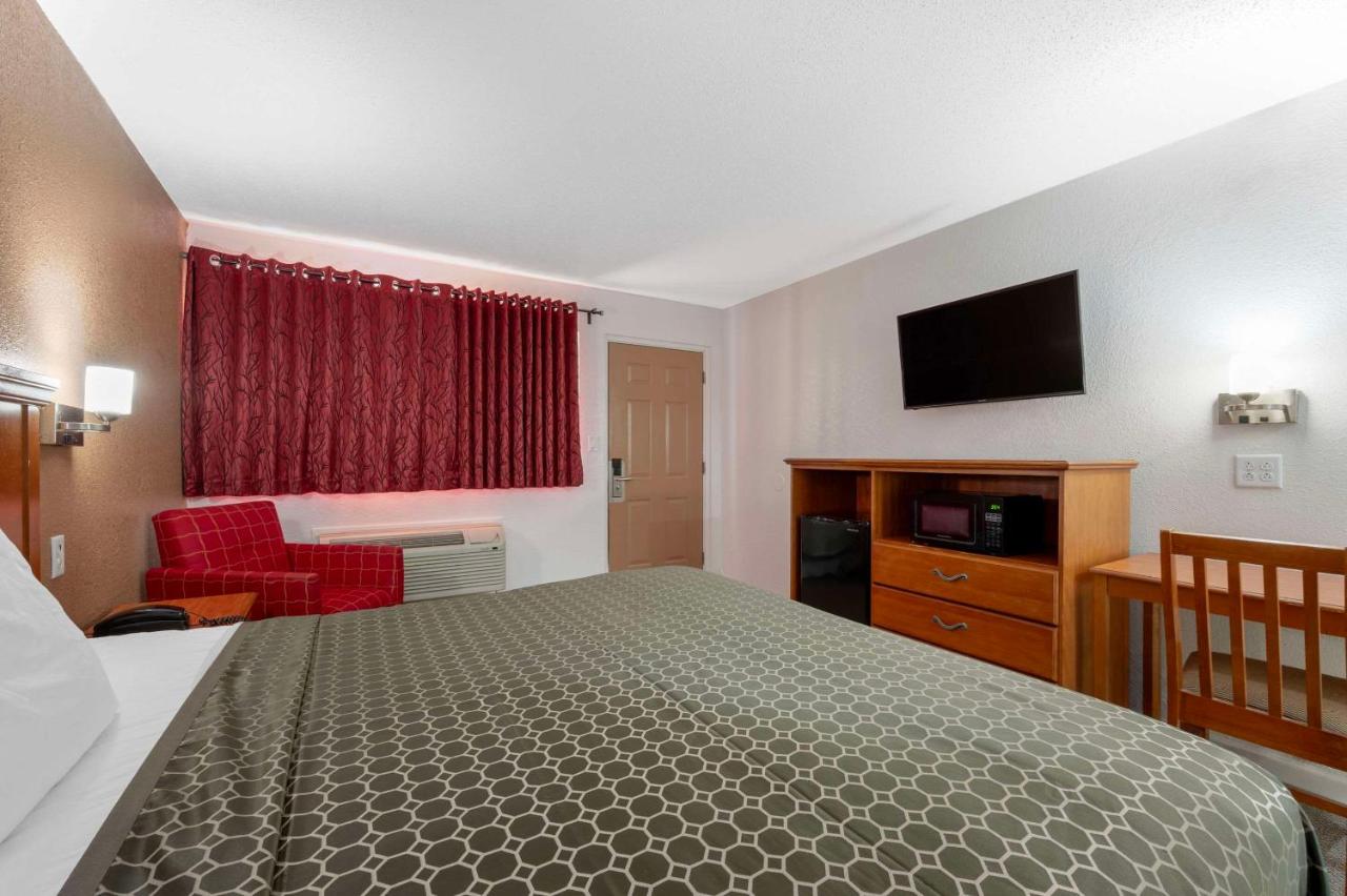 | Rodeway Inn Terre Haute