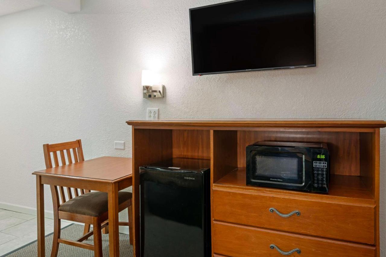 | Rodeway Inn Terre Haute