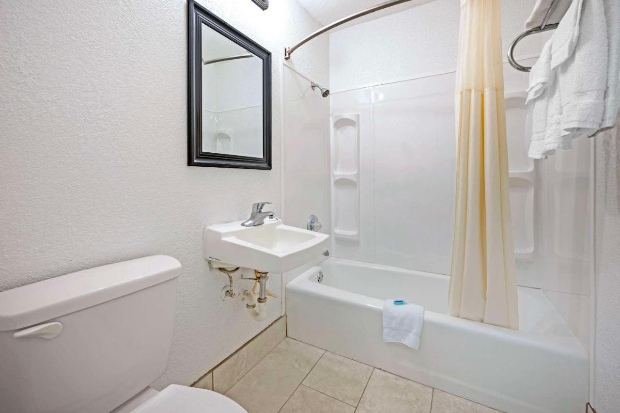 | Rodeway Inn Terre Haute