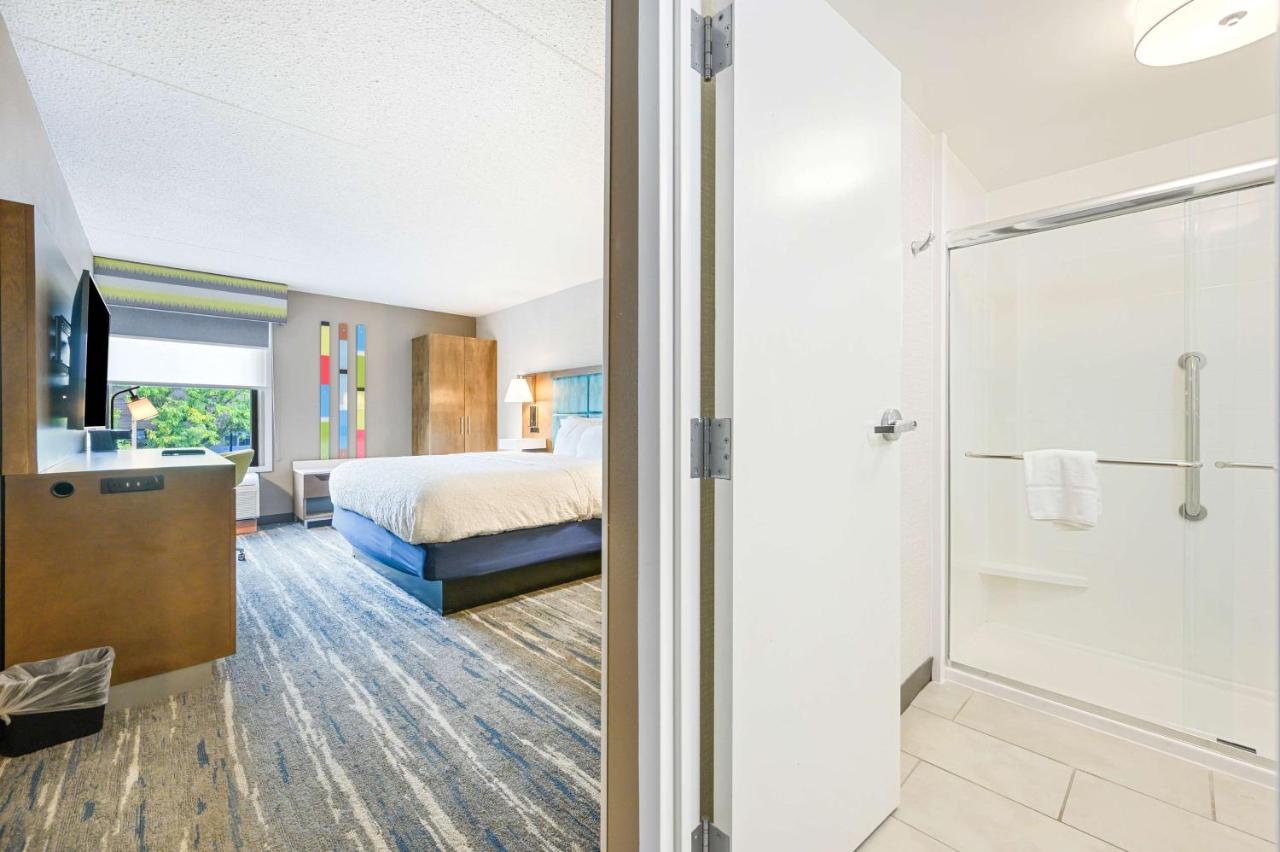 Deluxe King Room - Non-Smoking at Hampton Inn St. Louis/Westport