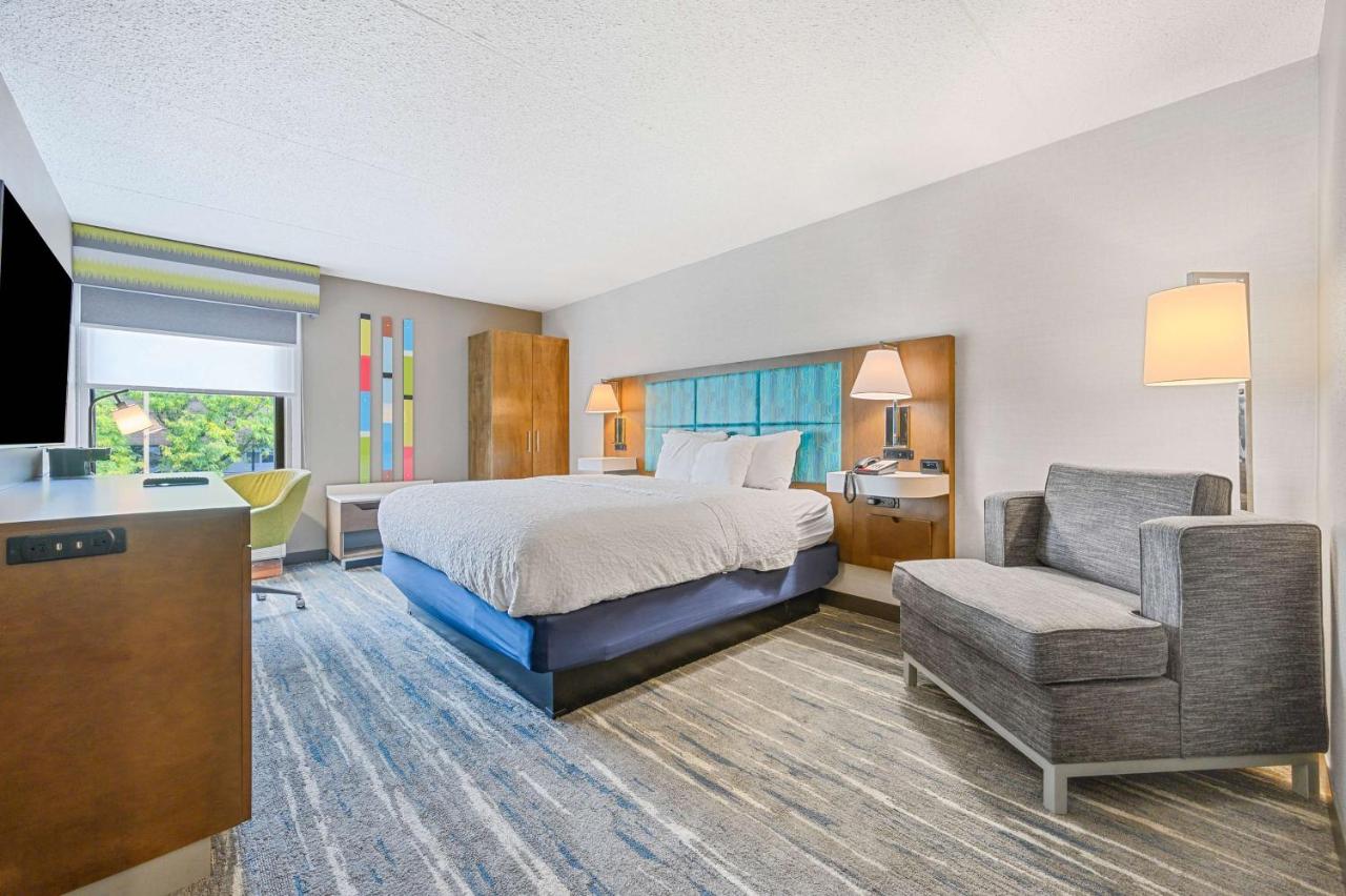 Deluxe King Room - Non-Smoking at Hampton Inn St. Louis/Westport