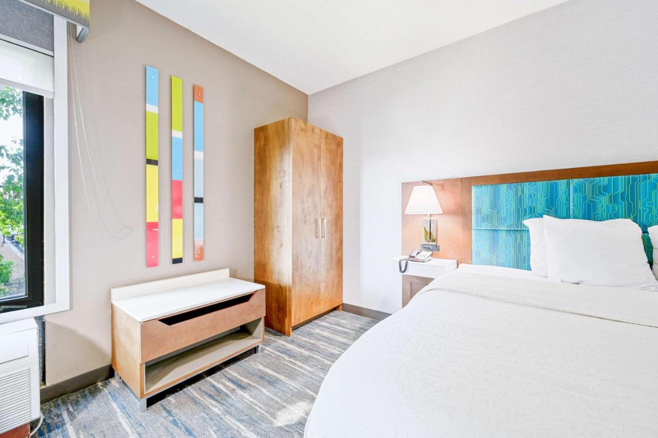 Deluxe King Room - Non-Smoking at Hampton Inn St. Louis/Westport