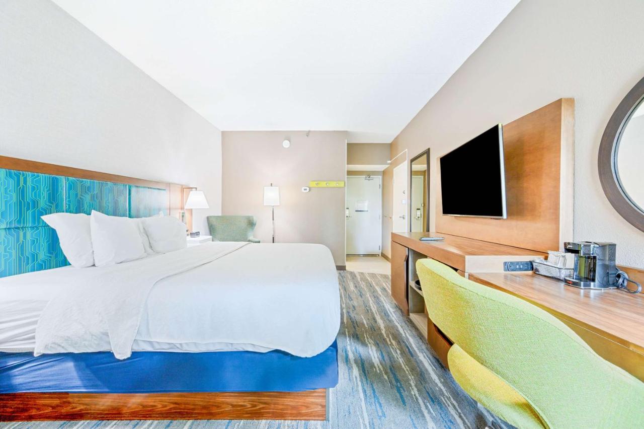 Deluxe King Room - Non-Smoking at Hampton Inn St. Louis/Westport