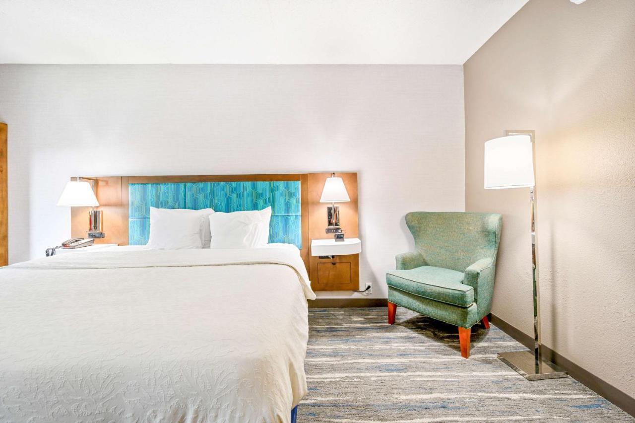 Deluxe King Room - Non-Smoking at Hampton Inn St. Louis/Westport