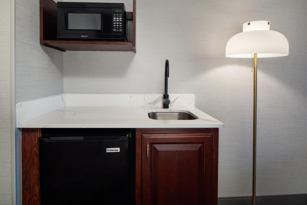 King Suite with Spa Bath at Irish Cottage Inn & Suites
