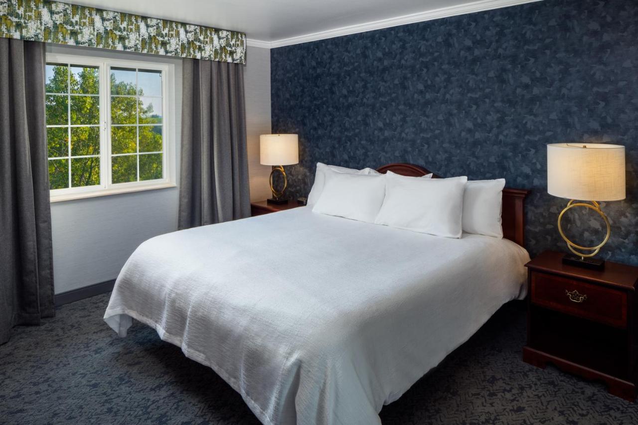 King Suite with Spa Bath at Irish Cottage Inn & Suites