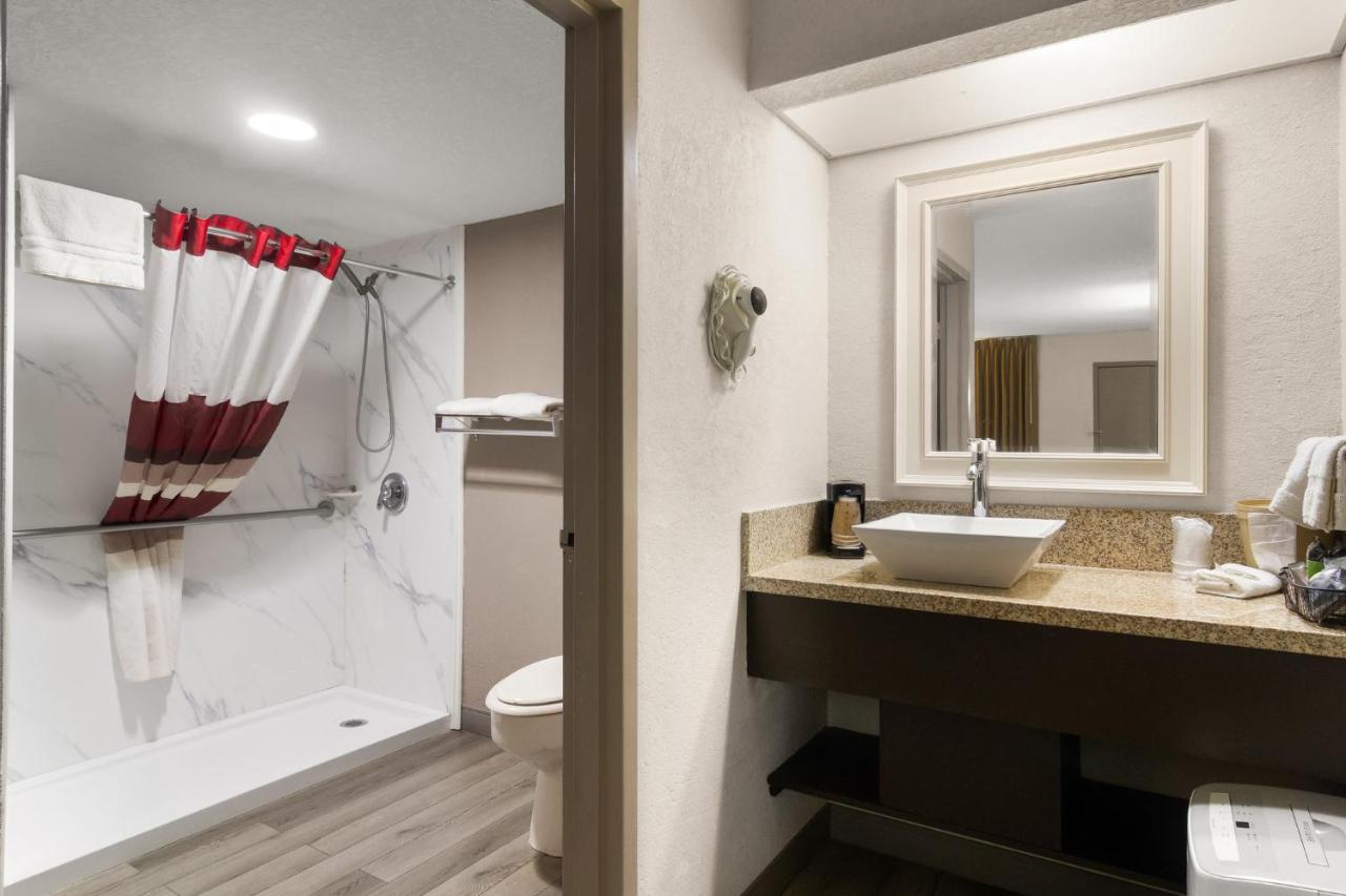 Deluxe Queen Room - Disability Access/Non-Smoking at Red Roof Inn Kingsland