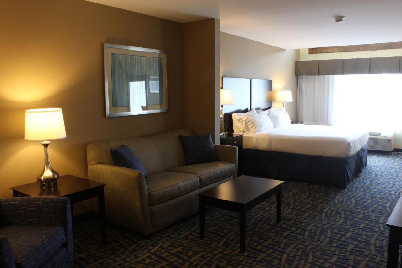 King Suite at Holiday Inn Express & Suites Lebanon by IHG