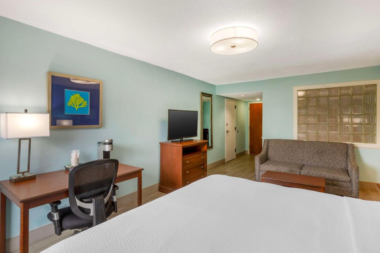 Oversized King Room at Best Western Plus Myrtle Beach @ Intracoastal
