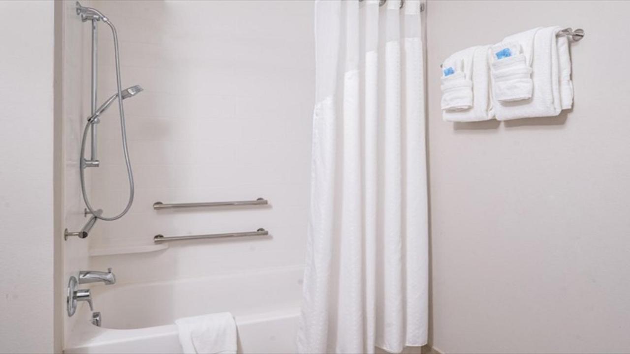 | Holiday Inn Express & Suites - Parkersburg East, an IHG Hotel