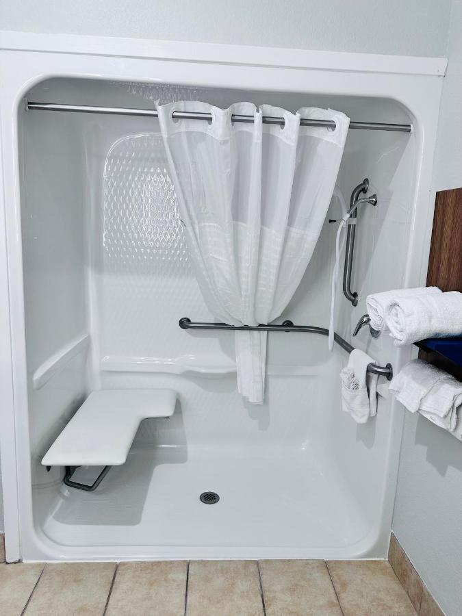 Queen Room - Disability Access/Non-Smoking at Microtel Inn & Suites by Wyndham Houma
