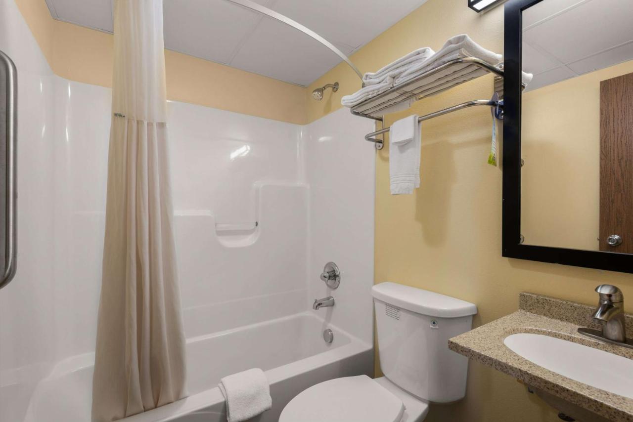 Queen Suite - Non-Smoking at Days Inn by Wyndham Newton