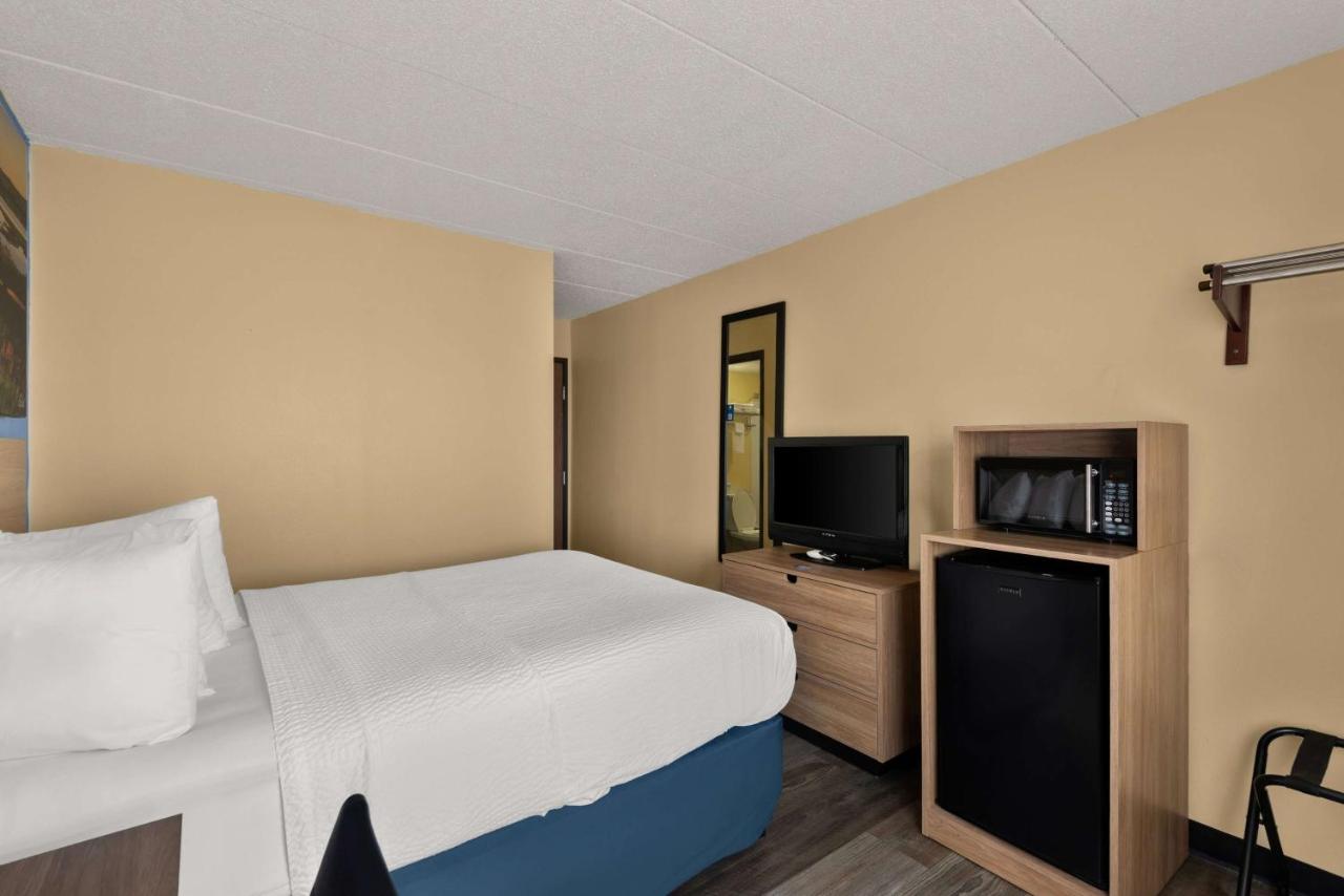 Queen Room - Pet Friendly/Non-Smoking at Days Inn by Wyndham Newton
