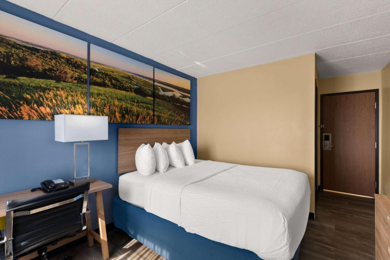 Queen Room - Pet Friendly/Non-Smoking at Days Inn by Wyndham Newton