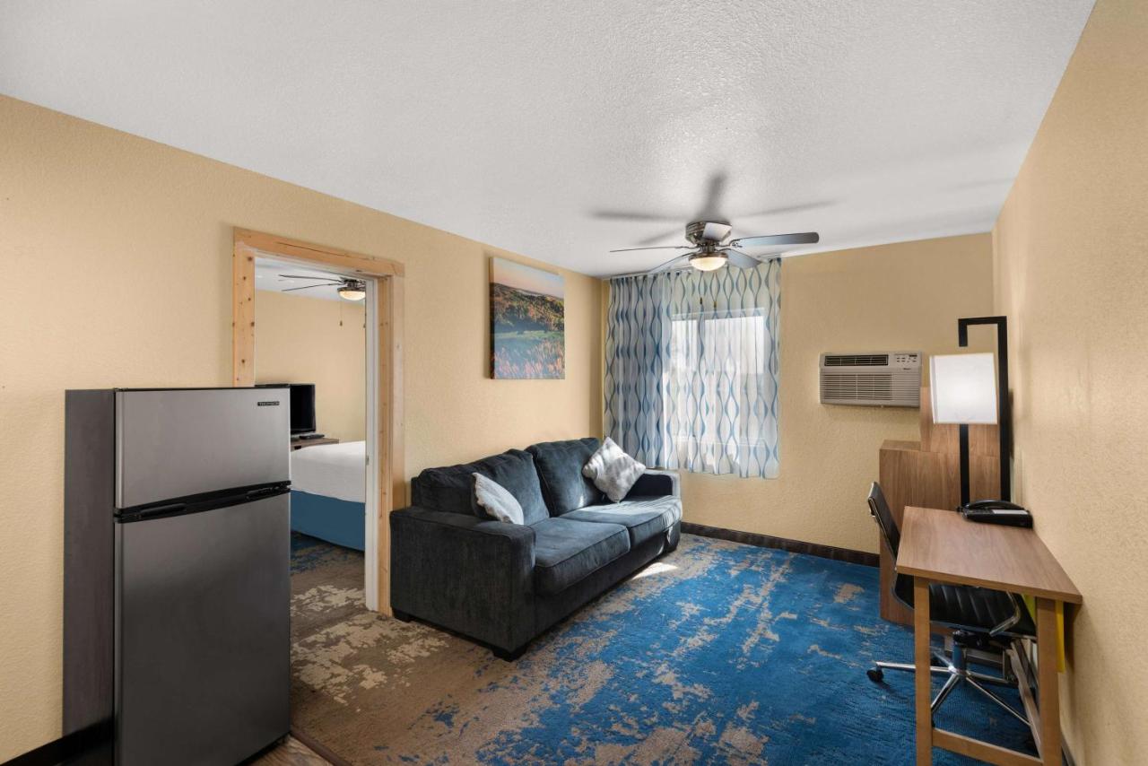 Queen Suite - Non-Smoking at Days Inn by Wyndham Newton