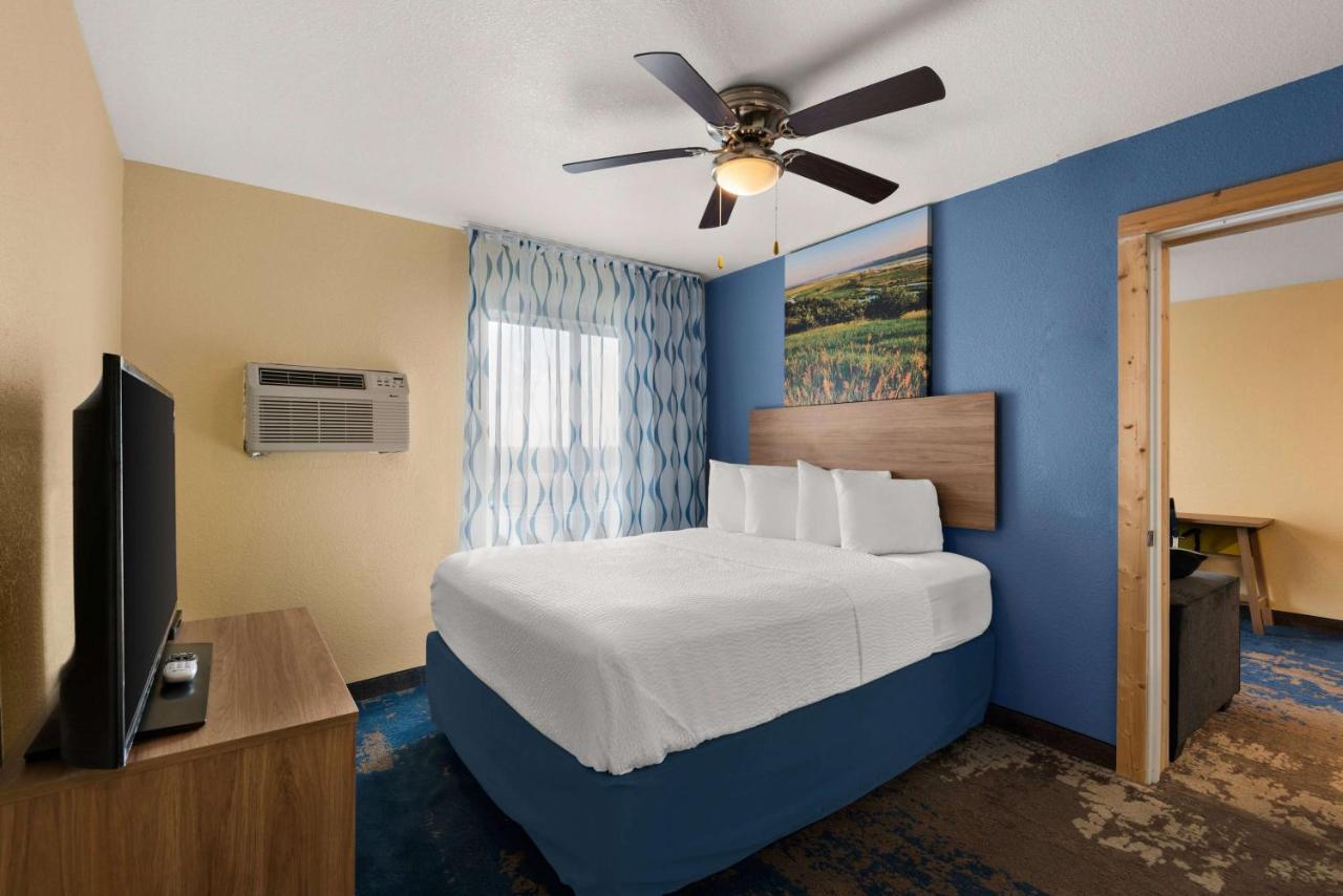 Queen Suite - Non-Smoking at Days Inn by Wyndham Newton