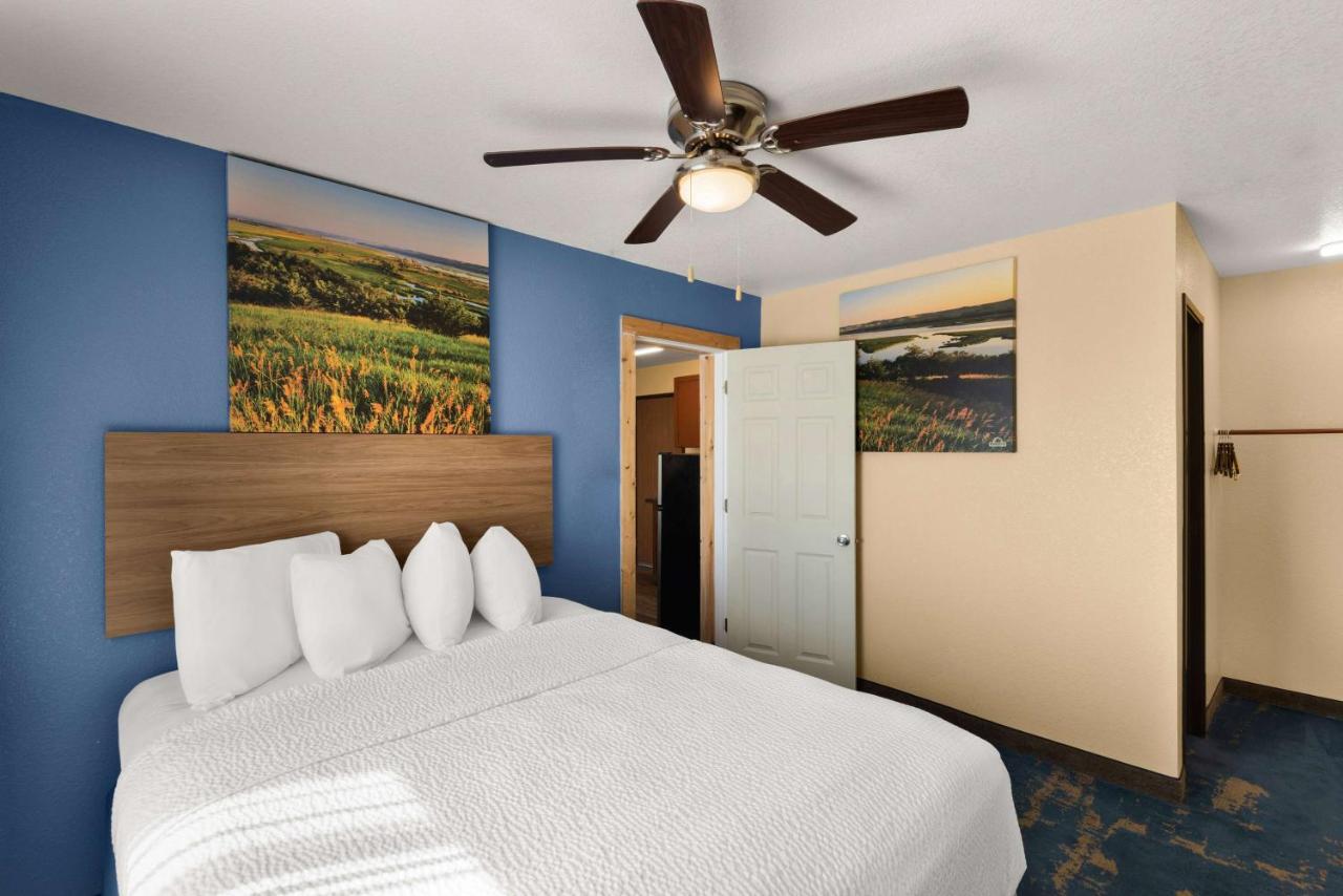 Queen Suite - Non-Smoking at Days Inn by Wyndham Newton
