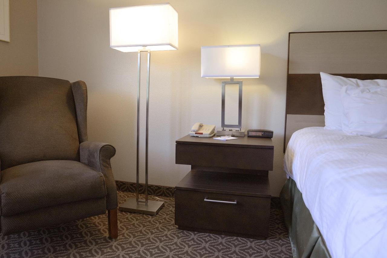 King Room at Hilltop Inn by Riversage