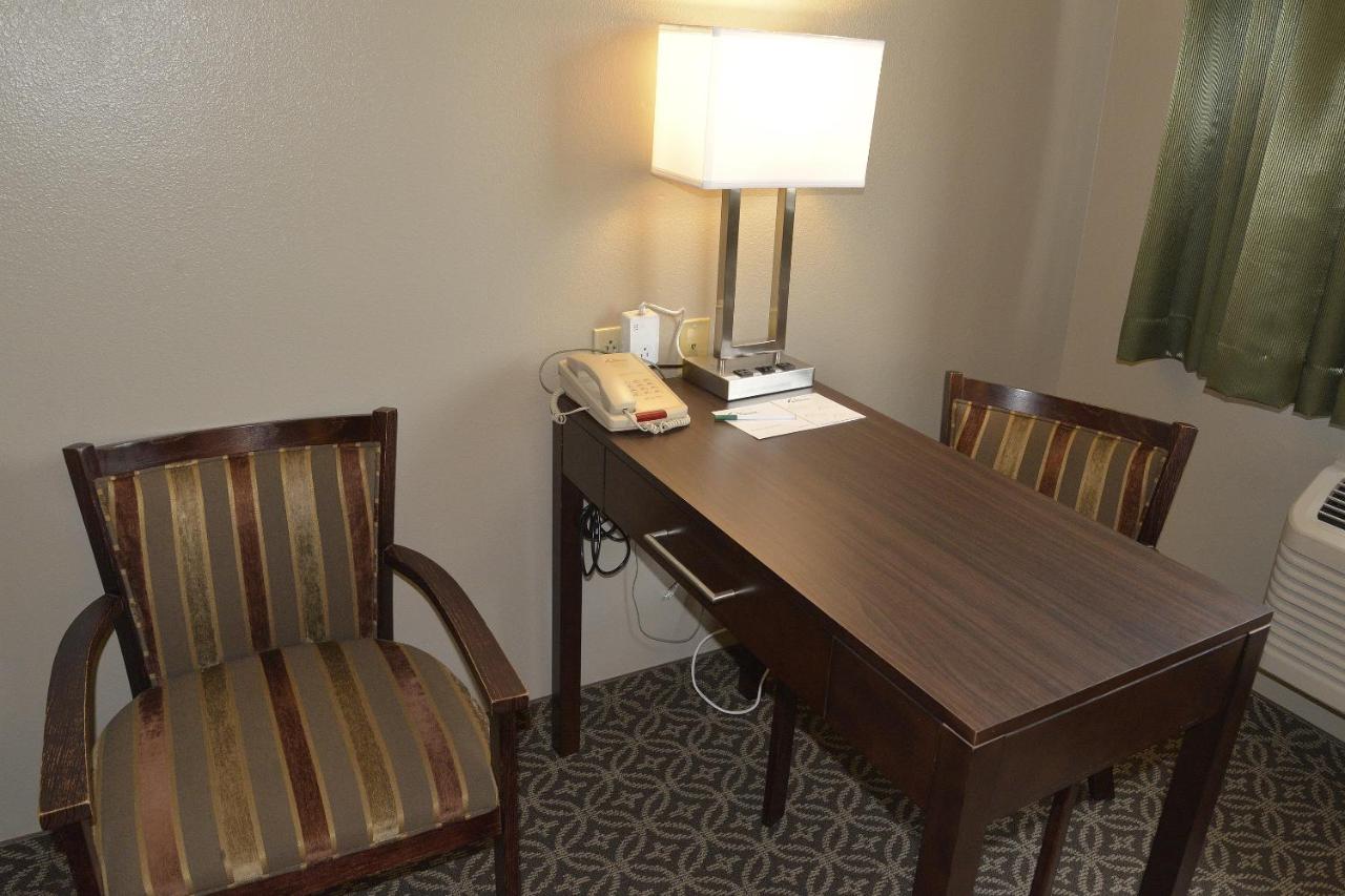 King Room at Hilltop Inn by Riversage