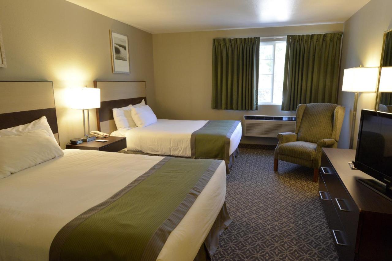 Queen Room at Hilltop Inn by Riversage