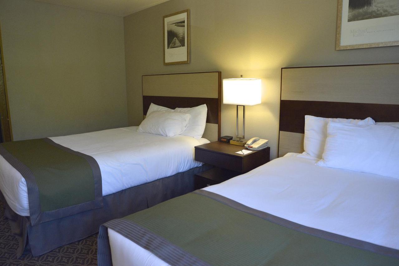 Queen Room at Hilltop Inn by Riversage