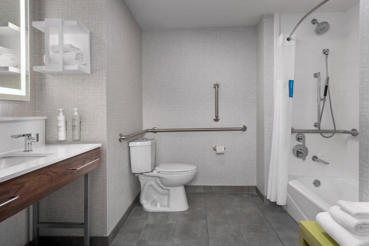 King Room with Bath Tub - Disability/Hearing Access at Hampton Inn Birmingham I-65/Lakeshore Drive