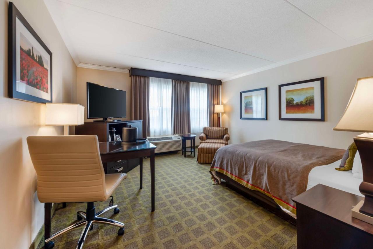 Queen Room with Roll-in Shower - Mobility Accessible at Best Western Plus White Bear Country Inn