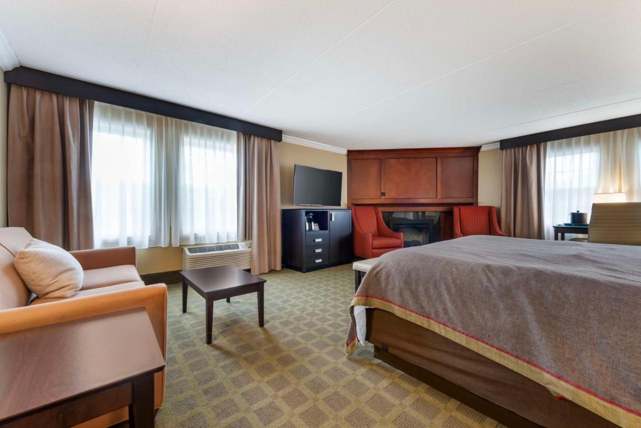 King Suite with Whirlpool at Best Western Plus White Bear Country Inn